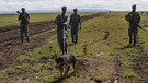 Joseph Ekaran ist mit Spürhund und Rangern zum Begleitschutz auf Wilderer-Suche | Bild: BR/Bettina Rühl