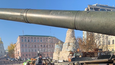 Mit Sandsäcken geschützte Denkmäler und erobertes russisches Kriegsgerät | Bild: BR/Christine Hamel