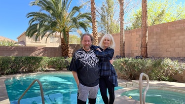 Kim und Gregg Hurwitz aus Los Angeles, leben jetzt in ihrem Haus in einem Vorort von Las Vegas. | Bild: BR/Katharina Wilhelm 