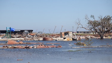 Überschwemmte Küste in Creole, Louisiana, nach Hurrikan Delta im Oktober 2020. | Bild: picture alliance / ZUMAPRESS.com | Leslie Spurlock