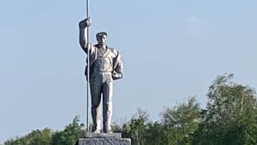 Denkmal für Stahlarbeiter in Mariupol | Bild: BR / Christine Hamel