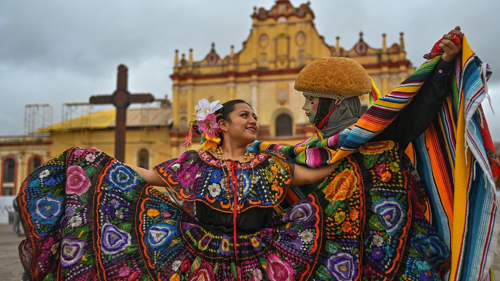 Farbenfroh ist die Kleidung der Mexikaner. Hier wird mit Verstorbenen gefeiert. | Bild: picture alliance / NurPhoto | Artur Widak