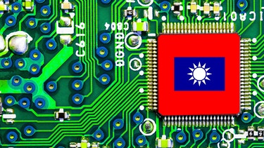 Taiwanesische Nationalflagge auf einem PC Mikrochip.  | Bild: picture alliance / Zoonar | Michael C Turner