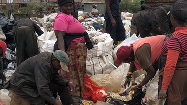 Menschen suchen auf einer Müllhalde in Nairobi nach Essensresten | Bild: BR / Antje Diekhans
