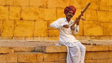Ein indischer Straßenmusiker, aufgenommen  in der Wüstenstadt Jaisalme.  | Bild: picture-alliance/dpa
