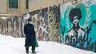 USA, New York: Ein Mann geht einen verschneiten Bürgersteig entlang, nachdem mehrere Zentimeter Schnee gefallen sind.  | Bild: dpa-Bildfunk/Kathy Willens
