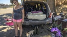 Eine Frau in Sacramento/Kalifornien vor ihrem Kofferraum mit einer Matratze drin | Bild: picture alliance/ZUMA Press