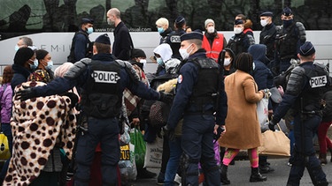Frankreich, Saint-Denis: Polizisten evakuieren Migranten aus einem Zeltlager nördlich von Paris Mitte November 2020. | Bild: dpa-Bildfunk/Christophe Archambault
