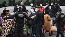 Frankreich, Saint-Denis: Polizisten evakuieren Migranten aus einem Zeltlager nördlich von Paris Mitte November 2020. | Bild: dpa-Bildfunk/Christophe Archambault