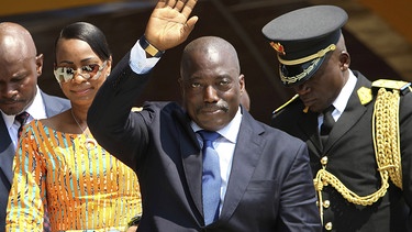 Präsident Joseph Kabila winkt am Unabhängigkeitstag 2016 | Bild: picture alliance/AP Photo