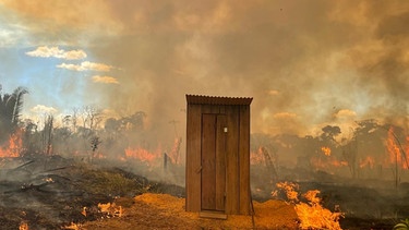 Ein Klohäuschen steht in Flammen | Bild: BR/Anne Herrberg