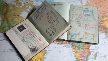 Reisepässe liegen auf einer Weltkarte | Bild: picture-alliance/dpa