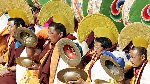 Tibetanische Gelbmützen-Mönche musizieren | Bild: picture-alliance/dpa