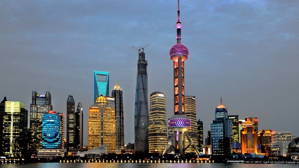 Shanghais Skyline: Der Huangpu Fluss und der Finanzdistrikt Lujiazui mit dem Oriental Pearl Tower, dem höchsten Haus, dem Shanghai Tower (zweithöchstes Haus), dem Shanghai World Financial Center (drittgrößtes Haus) und dem Jinmao Tower (viergrößtes Gebäude) | Bild: picture-alliance/dpa