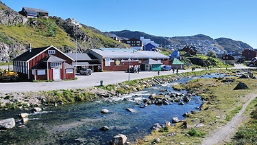 Blick auf einen Teil von Qaqortoq, der größten Stadt in Südgrönland | Bild: picture-alliance/dpa