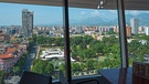 Ausblick vom Restaurant des Sky Tower auf Tirana mit modernen Hochhäusern und einem Park | Bild: picture alliance / imageBROKER | F. Scholz