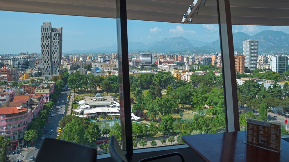 Ausblick vom Restaurant des Sky Tower auf Tirana mit modernen Hochhäusern und einem Park | Bild: picture alliance / imageBROKER | F. Scholz