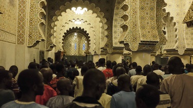 Muslimische Pilger in der Großen Moschee von Touba, Senegal  | Bild: picture-alliance/dpa