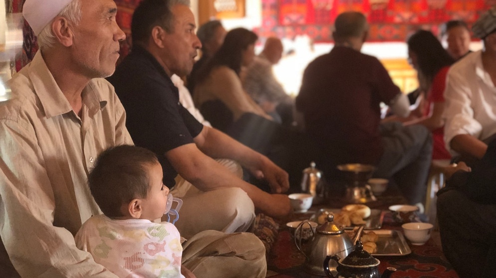 Uiguren im Teehaus von Kashgar | Bild: BR / Axel Dorloff