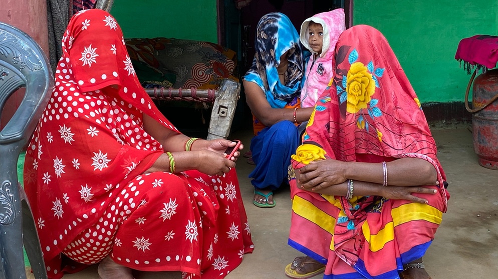Dalit Frauen in der Region Hathras im Dorf Baghana - Im Kastensystem stehen sie ganz unten. Sie gelten immer noch als die Unberührbaren | Bild: ARD/Silke Diettrich
