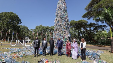 Mitarbeiter des UNEP vor einem Plastikmüll-Kunstwerk in Nairobi | Bild: picture alliance / Xinhua News Agency | Fred Mutune