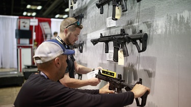 Ausgestellte Waffen bei einem Treffen der NRA im April 2019 in Indianapolis | Bild: picture alliance / ZUMAPRESS.com