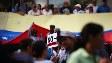 "Keine Diktatur mehr" steht auf dem Plakat bei einer Demonstration gegen den Strom- und Wassermangel in Caracas | Bild: picture alliance / dpa
