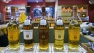Whisky in Schottland - Whiskyflaschen | Bild: picture alliance / imageBROKER/Günter Lenz