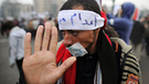 ARCHIV - 05.02.2011, Ägypten, Kairo: Demonstranten protestieren auf dem Tahrir-Platz. (zu dpa ««Existieren ist Widerstand»: Zehn Jahre nach Ägyptens Revolution»)  | Bild: dpa-Bildfunk / Michael Hanschke