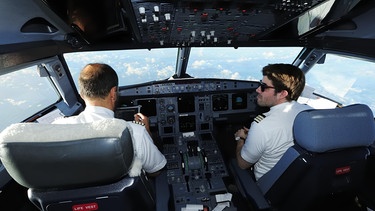 Pilot und Copilot im Cockpit eines Airbus A321 | Bild: picture-alliance/dpa