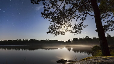 Mitternachtssonne über einer Seenlandschaft in Nordschweden | Bild: picture-alliance/dpa