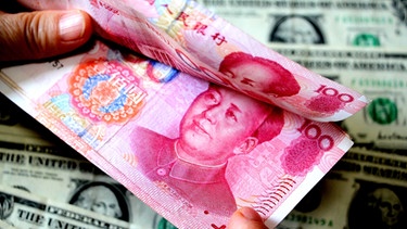 Banknoten: der chinesische renminbi über dem amerikanischen Dollar | Bild: picture alliance/Chen Jialiang/Imaginechina/dpa