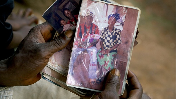 Vater Etienne Ouamouno  mit dem Foto seines Sohns Emile, der an Ebola gestorben ist. | Bild: picture-alliance/dpa