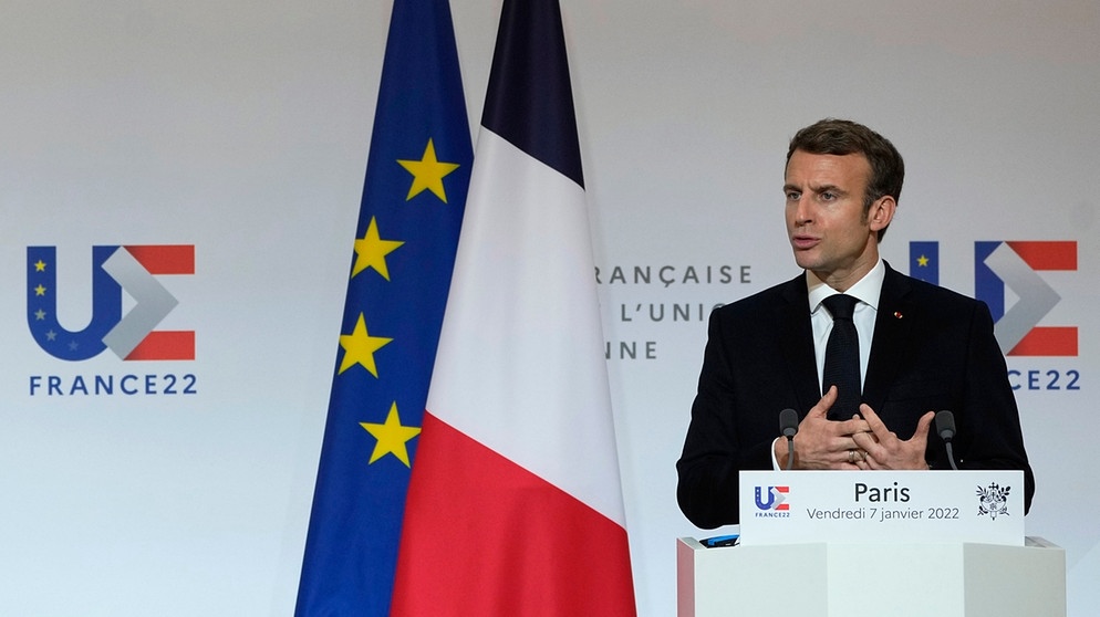 Frankreichs Präsident Emmanuel Macron bei einer Pressekonferenz am 7.1.2022 in Paris. Frankreich hat mit dem Jahreswechsel in der Europäischen Union den Vorsitz des Ministerrats übernommen. | Bild: dpa-Bildfunk/Michel Euler