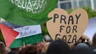 Plakate mit der Aufschrift "Free Palestine" und "Pray for Gaza" werden am 13.07.2014 auf einer Palästinenser-Demonstration in Frankfurt am Main (Hessen) hochgehalten. Erneut haben Menschen gegen die Angriffe Israels auf den Gazastreifen protestiert. | Bild: picture-alliance/dpa
