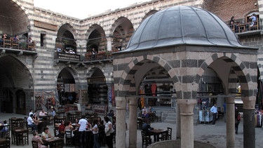 Die ehemalige Karawanserei Hasan Pasa Hani (spätes 16. Jahrhundert) in der Stadt Diyarbakir beherbergt heute Restaurants und Läden, aufgenommen. Die Stadt Diyarbakir gilt als eine der größten kurdischen Städte weltweit.  | Bild: picture-alliance/dpa