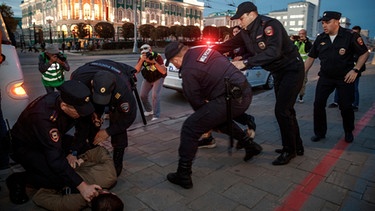 Polizisten halten in Jekaterinburg Demonstranten während einer Demonstration gegen die Anordnung einer Teilmobilisierung der Streitkräfte fest.  | Bild: dpa-Bildfunk/Uncredited