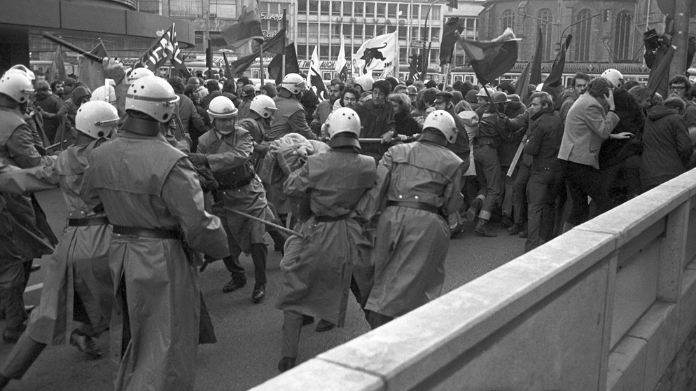 Bei einer Anti-Vietnamkrieg Demonstration in Frankfurt prügeln am 15.11.1969 Polizisten auf Demonstranten ein | Bild: picture-alliance/dpa