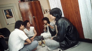 Vietnamesische Gastarbeiter in einer Wohnung in Berlin 1990 | Bild: picture-alliance/dpa