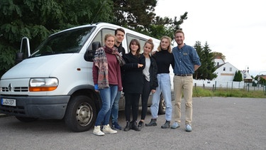 Das Team von Wahlmobil mit seinem Bus in Arzberg | Bild: Wahlmobil 2017 e.V.