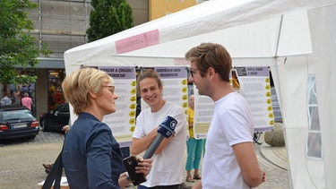 BR-Reporterin Andrea Herrmann mit Mitarbeitern des Wahlmobils auf dem Marktplatz in Cham | Bild: Wahlmobil 2017 e.V.
