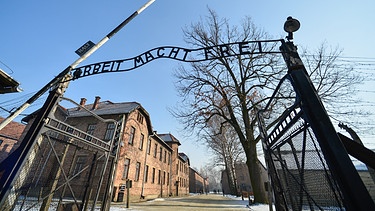 Symbolbild Blick auf den Haupteingang des Lagers Auschwitz  | Bild: picture-alliance_NurPhoto_Artur Widak