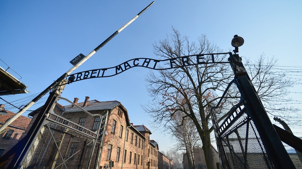 Symbolbild Blick auf den Haupteingang des Lagers Auschwitz  | Bild: picture-alliance_NurPhoto_Artur Widak
