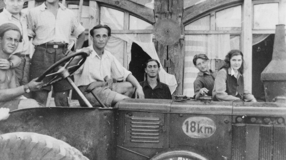 Ehemaliger Nazi-Bauernhof war 1945 Zufluchtsort für Überlebende der Shoa_Nili_Traktor  | Bild: Repros_Jim Tobias_nurinst-archiv