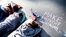Macht Empathie wieder groß - auf Englisch auf den Boden geschrieben bei Aktionswoche "Berlin blockieren" | Bild: picture alliance dpa-Christoph Soeder