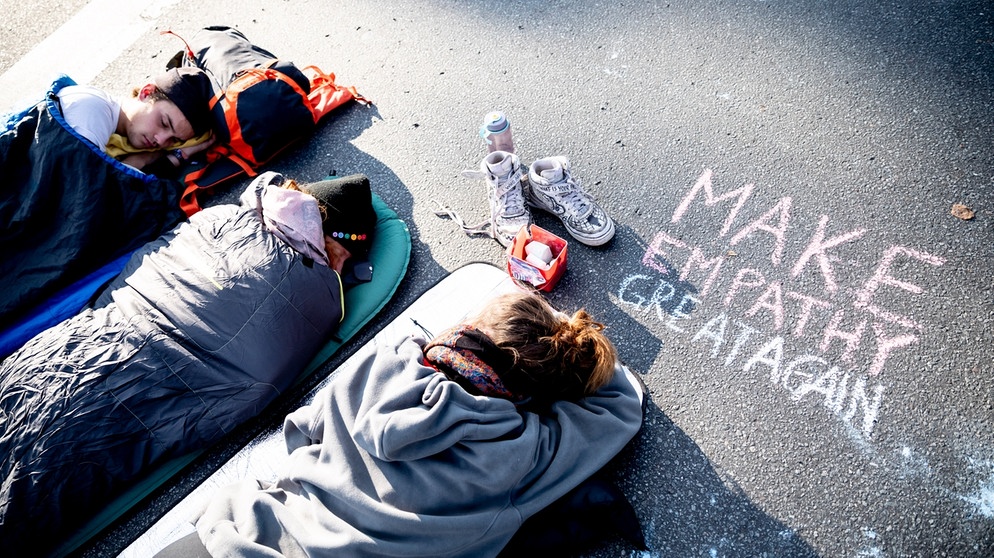 Macht Empathie wieder groß - auf Englisch auf den Boden geschrieben bei Aktionswoche "Berlin blockieren" | Bild: picture alliance dpa-Christoph Soeder