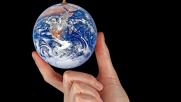 Die Erde in des Menschen Hand - Symbolbild  | Bild: colourbox.com