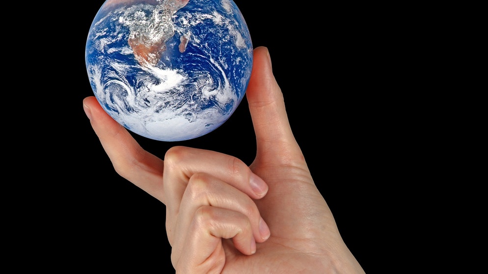 Die Erde in des Menschen Hand - Symbolbild  | Bild: colourbox.com