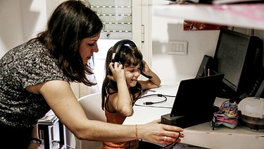 Geht Leben auch kontaktlos online? - Symbolbild (Home-Schooling; Mutter hilft Tochter am Computer) | Bild: picture-alliance/dpa/Cecilia Fabiano 