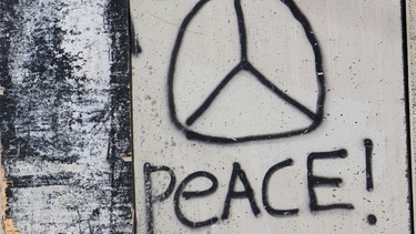 Ein Graffiti zeigt "Peace" auf der Mauer, die Ost- und Westjerusalem trennt | Bild: BR/Veronika Wawatschek